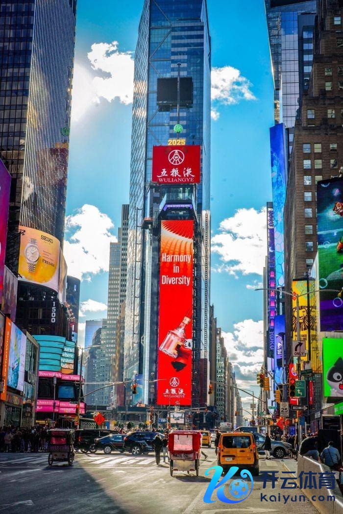 五粮液在纽约时报广场投放的大型3D告白片