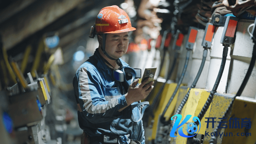 （大海则煤矿矿工在井下视频通话）