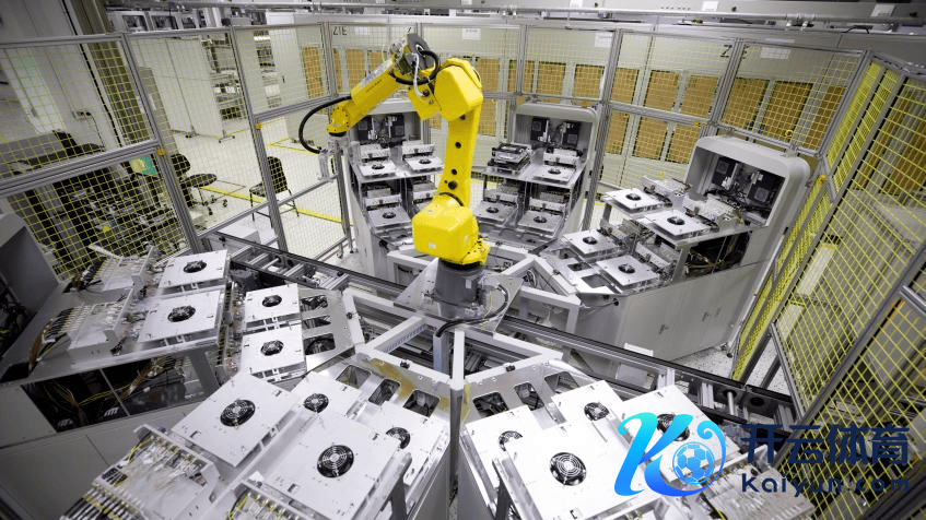 （中兴通讯滨江工场5G机械臂功课现场）